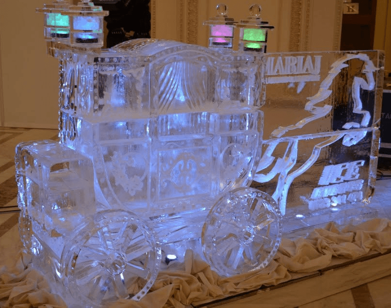 Sculptură personalizată din gheață în formă de caleașcă